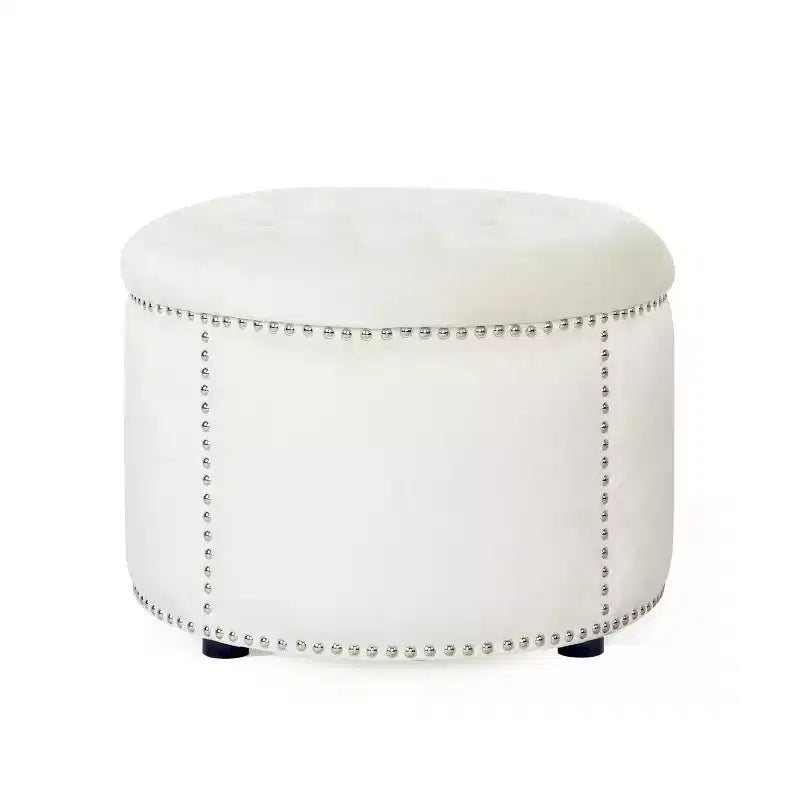 Ottoman rond contemporain en velours capitonné avec garniture cloutée