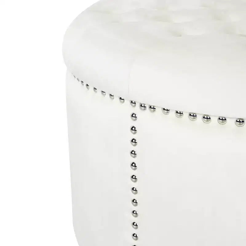 Ottoman rond contemporain en velours capitonné avec garniture cloutée