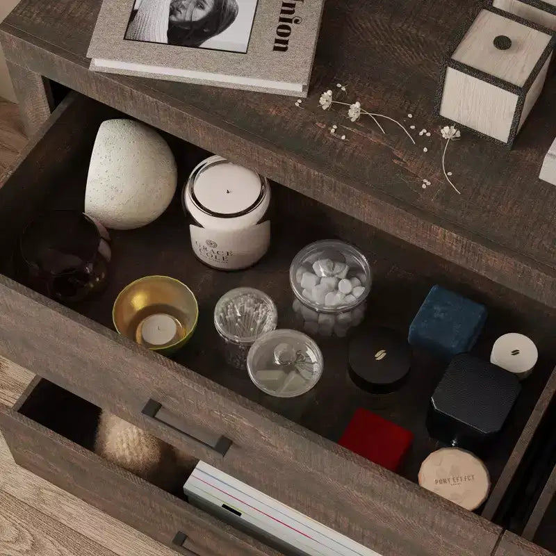 Commode aspect bois à six tiroirs et poignées noires pour rangement de salon
