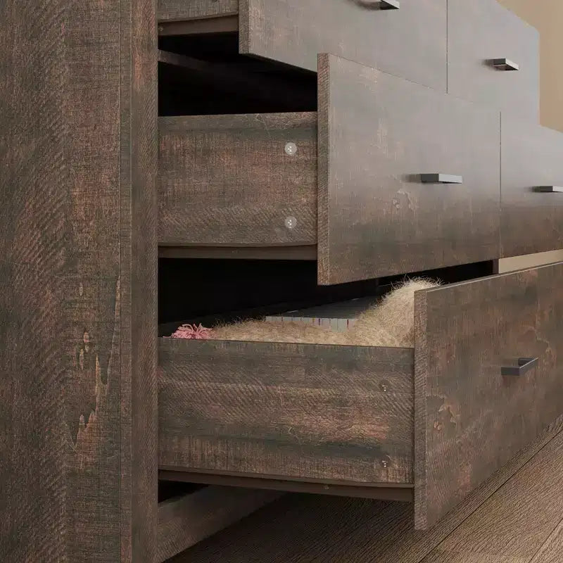 Commode aspect bois à six tiroirs et poignées noires pour rangement de salon