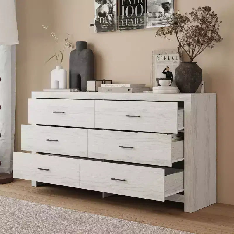 Commode aspect bois à six tiroirs et poignées noires pour rangement de salon