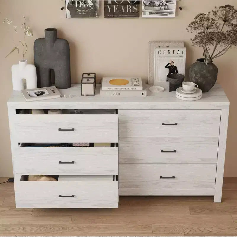 Commode aspect bois à six tiroirs et poignées noires pour rangement de salon