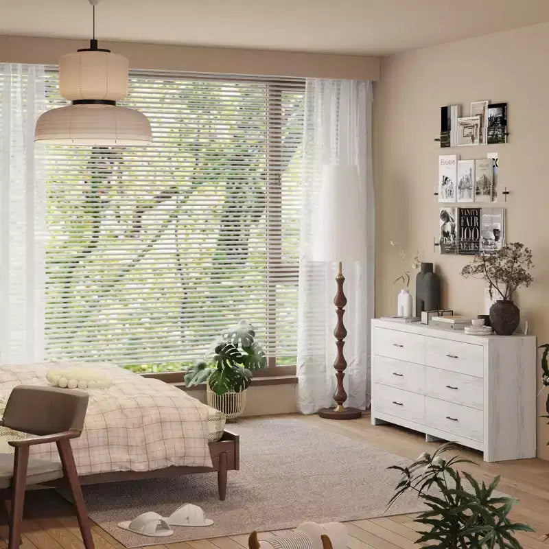Commode aspect bois à six tiroirs et poignées noires pour rangement de salon