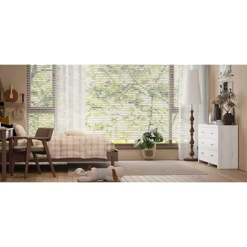 Commode aspect bois à six tiroirs et poignées noires pour rangement de salon