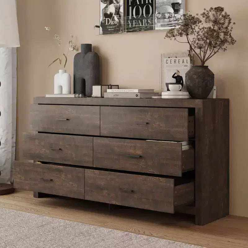Commode aspect bois à six tiroirs et poignées noires pour rangement de salon