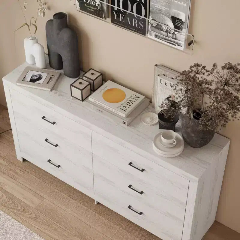 Commode aspect bois à six tiroirs et poignées noires pour rangement de salon