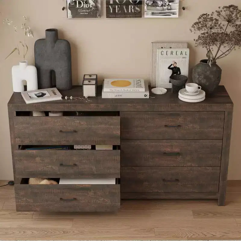 Commode aspect bois à six tiroirs et poignées noires pour rangement de salon