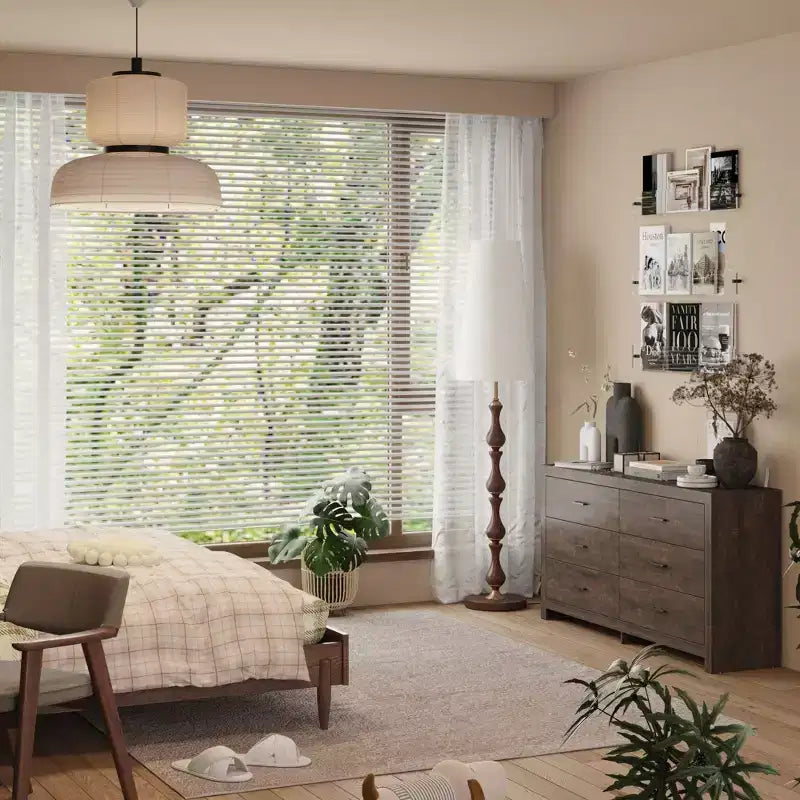 Commode aspect bois à six tiroirs et poignées noires pour rangement de salon