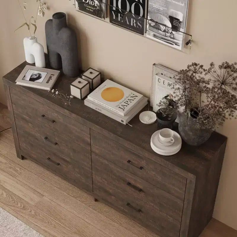 Commode aspect bois à six tiroirs et poignées noires pour rangement de salon