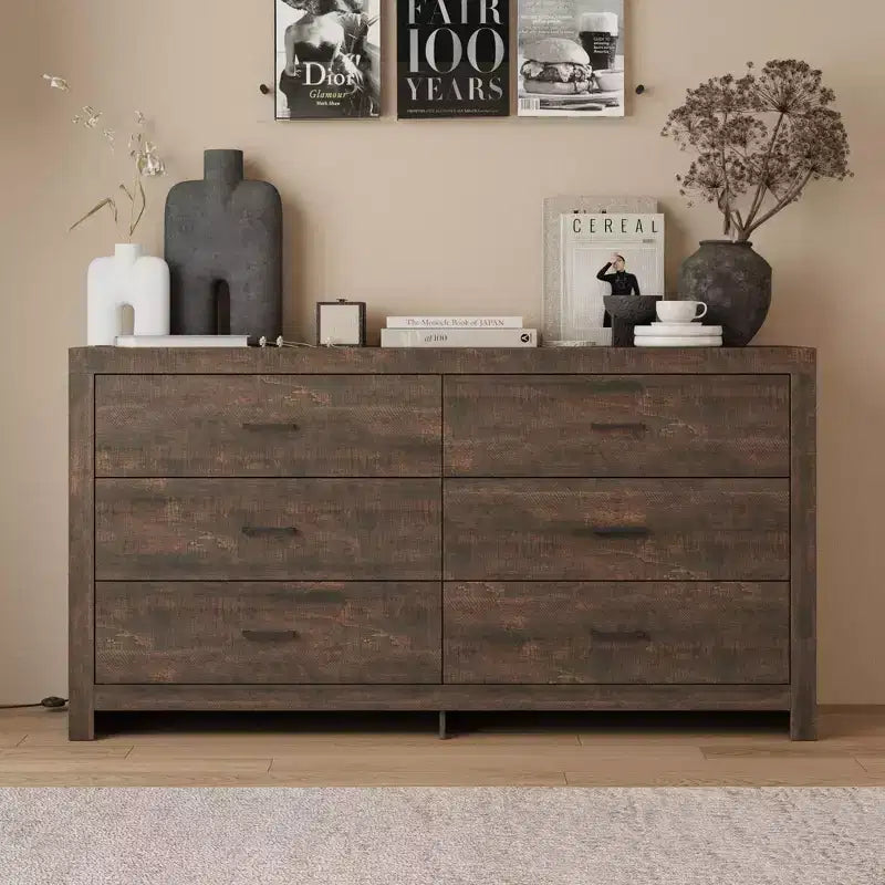 Commode aspect bois à six tiroirs et poignées noires pour rangement de salon