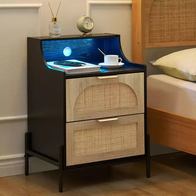 Table de chevet en bois, table de chevet en rotin avec station de charge, ports USB et prises de courant, table de chevet moderne avec tiroir en rotin