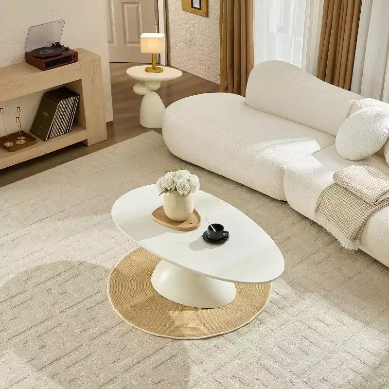 47 Table basse ovale en fibre de verre Lucky Stone avec base sculpturale blanc laiteux