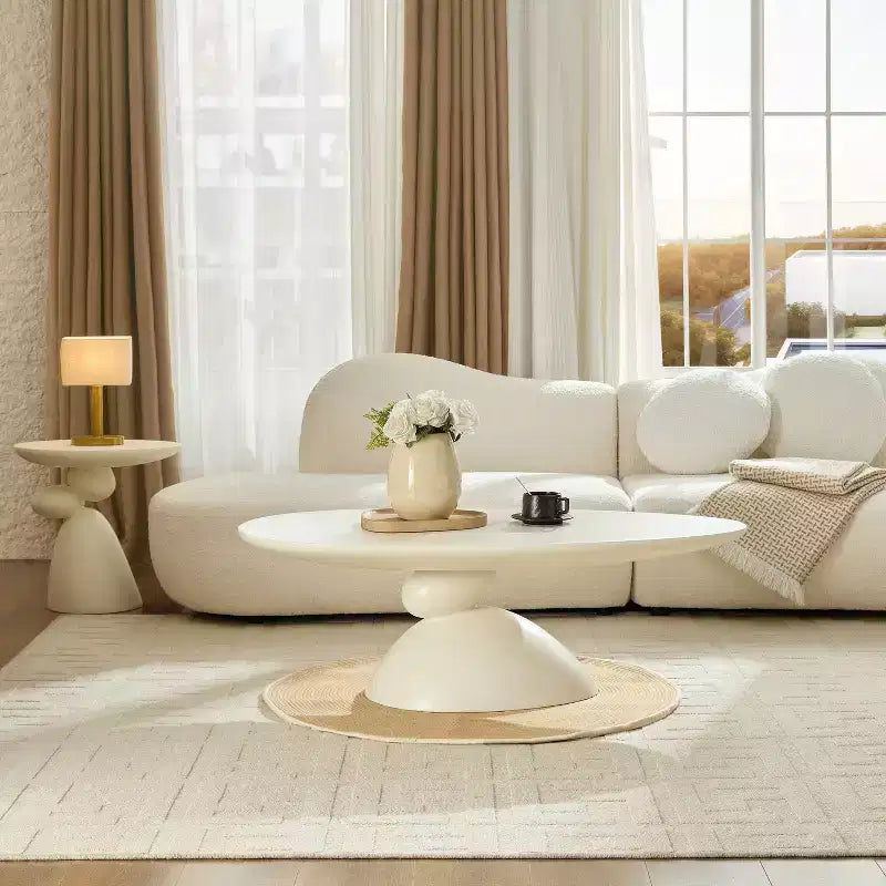 47 Table basse ovale en fibre de verre Lucky Stone avec base sculpturale blanc laiteux