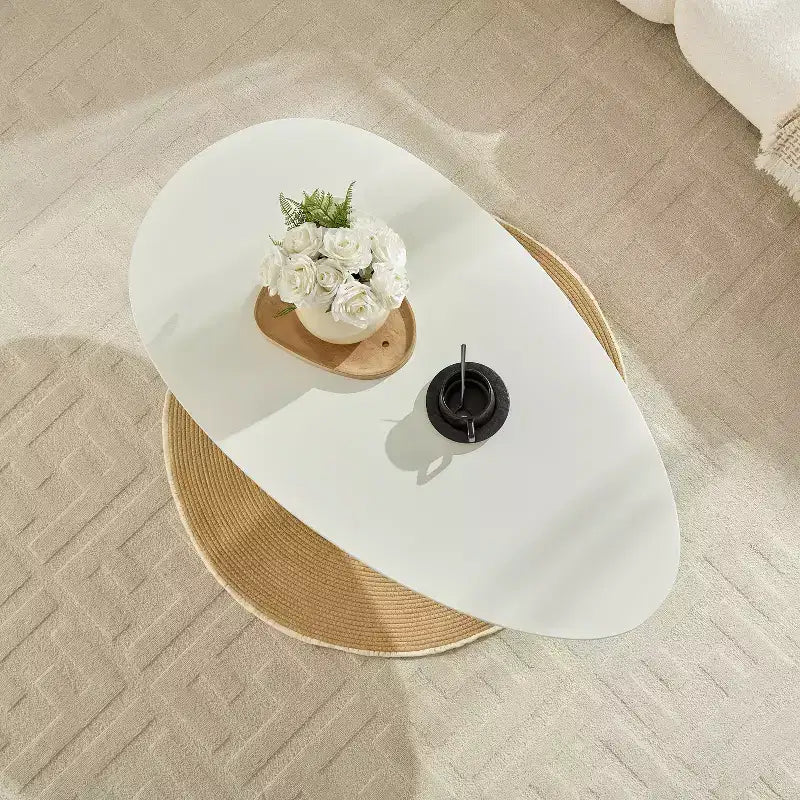 47 Table basse ovale en fibre de verre Lucky Stone avec base sculpturale blanc laiteux