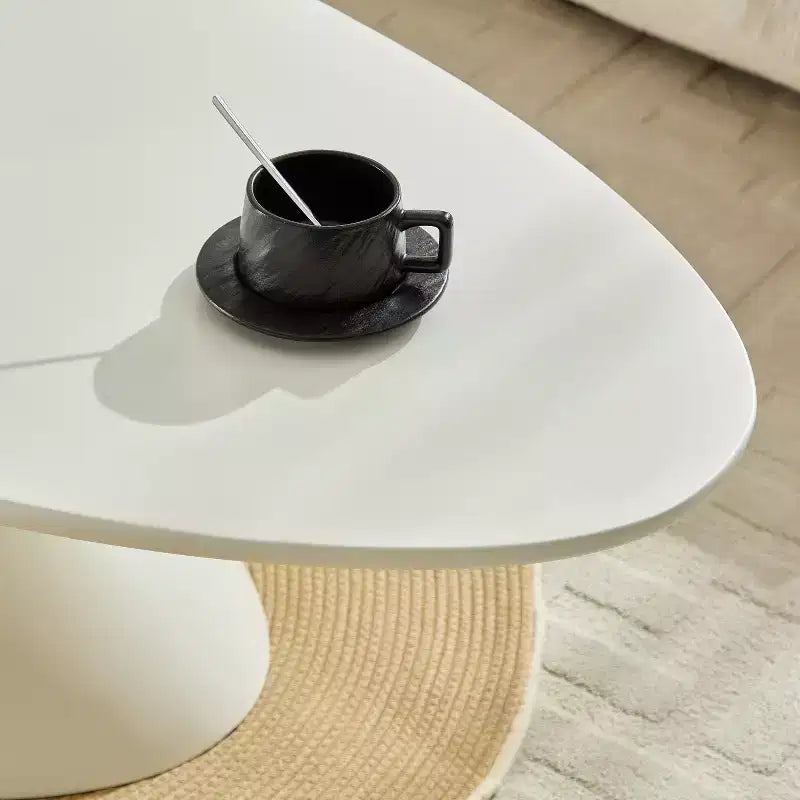 47 Table basse ovale en fibre de verre Lucky Stone avec base sculpturale blanc laiteux