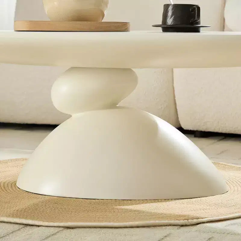 47 Table basse ovale en fibre de verre Lucky Stone avec base sculpturale blanc laiteux